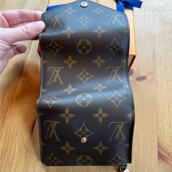 Louis Vuitton Monogram Victorine Wallet - Picture 2 of 7
